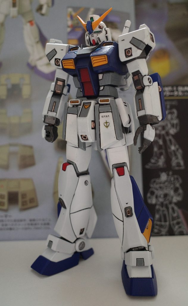 素立ち全体。胸部フレームにEGガンダムを使用。薄皮剥がしたアレックスの胸部表面を貼り付けてます。腕部も同様に薄皮剥がしてガンダムの腕に貼り付けてます。あとはディテールを少々足して出来上がり。