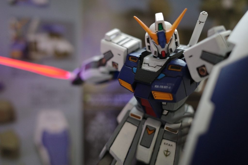 モーション2。ビームサーベル「 ゔぉん!」