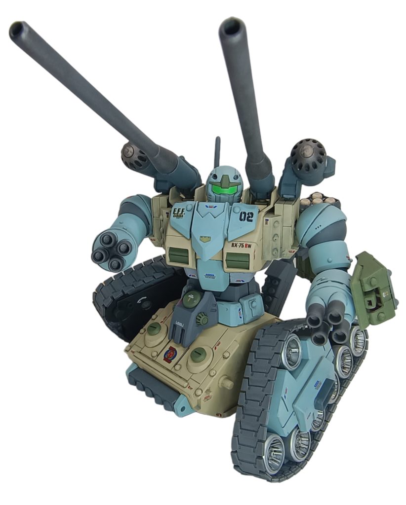 880円と言うお値段と言うこともあり、ダメ元でプロポーションと可動を弄ってみました。塗装はガンキャノンに合わせるためにライトブルーにしたけど、タンとの組み合わせはイマイチ、グレー系の方がよかったかな。。。