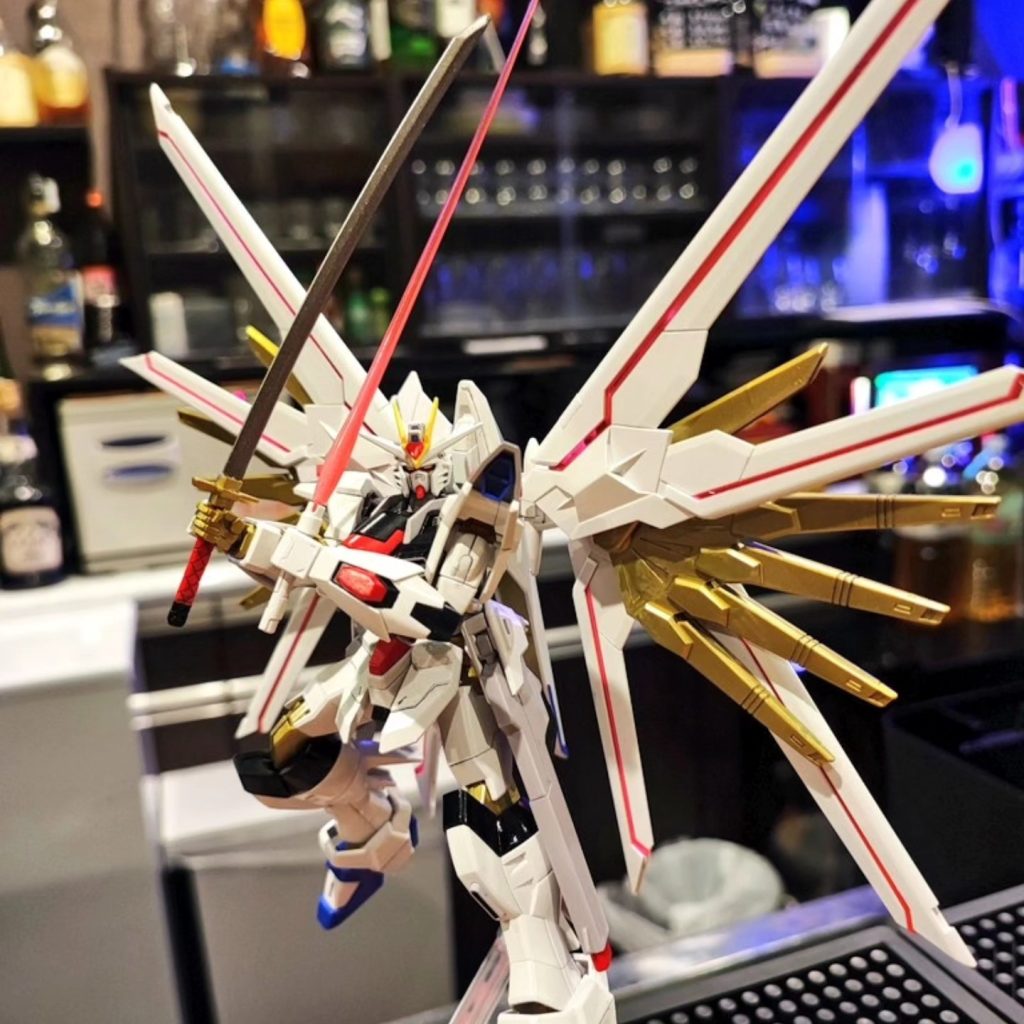 フツノミタマとビームサーベルの2刀構えるポーズの再現。かっこよです。