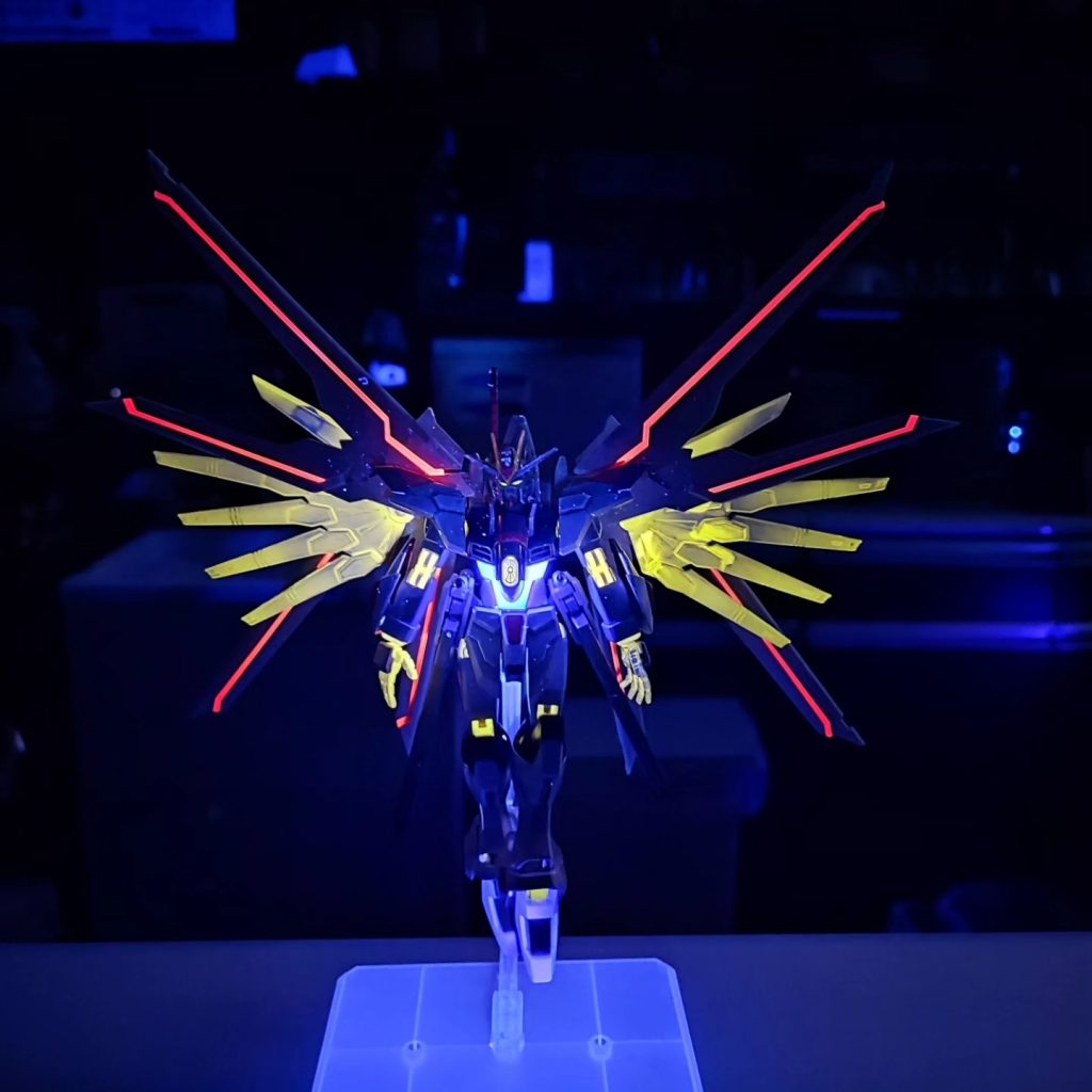 ピンクはシール台紙ごとエアブラシでガイアの蛍光ピンクを、ゴールドはクレオスのクリアゴールド、青は取説サンプル色のクリアブルーをガイアの蛍光ブルーに置換えて塗装しました。