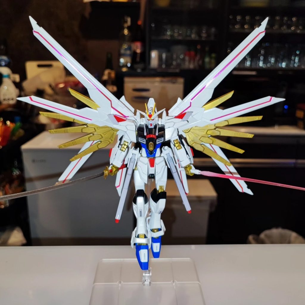 白は白サフ吹いてからのガイアのニュートラルグレー1、赤はガイアのブライトレッドです。フツノミタマはダークステンレスシルバーをメインにスターブライトアイアン、アルティメットブラックを足してみました。