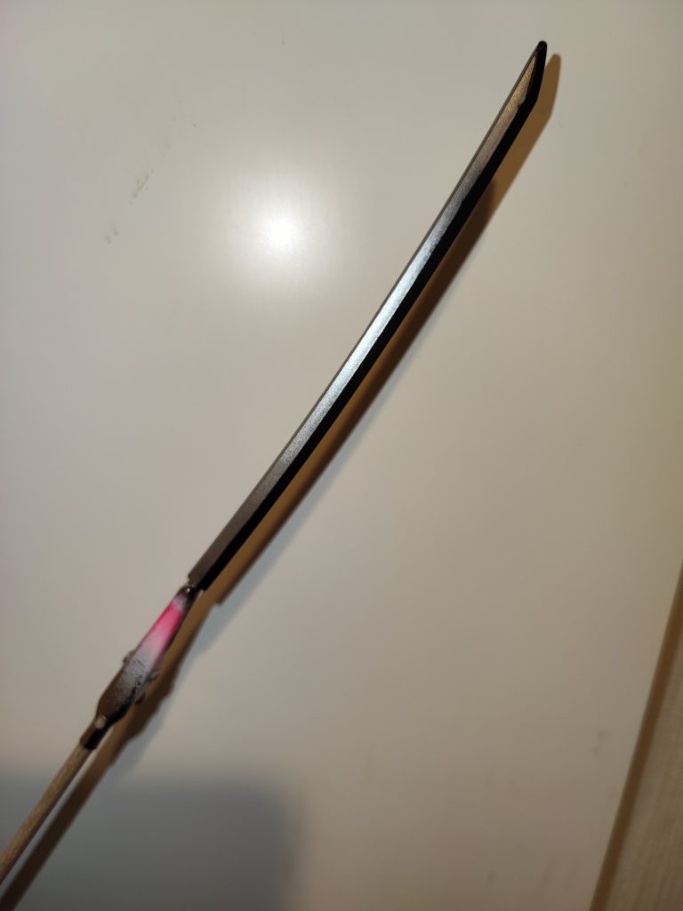 刀身は最初2色で塗り分けてたのですが、爪で塗装が一部剥げてしまって1色仕上げになりました。時間をかけてただけに残念です。