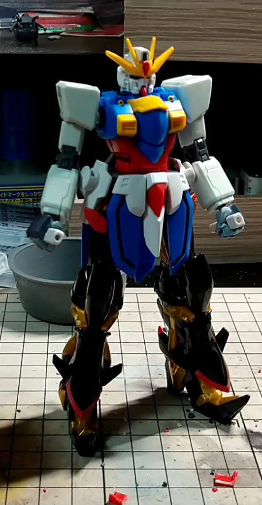 頭のヒゲが方のバルカンと干渉したので、DXのアイデンティティですが切断しましたｗ胴体も太く見えたので、脇腹の装甲を切断しました。首・腕・足を1ミリアルミ線で延長しています。