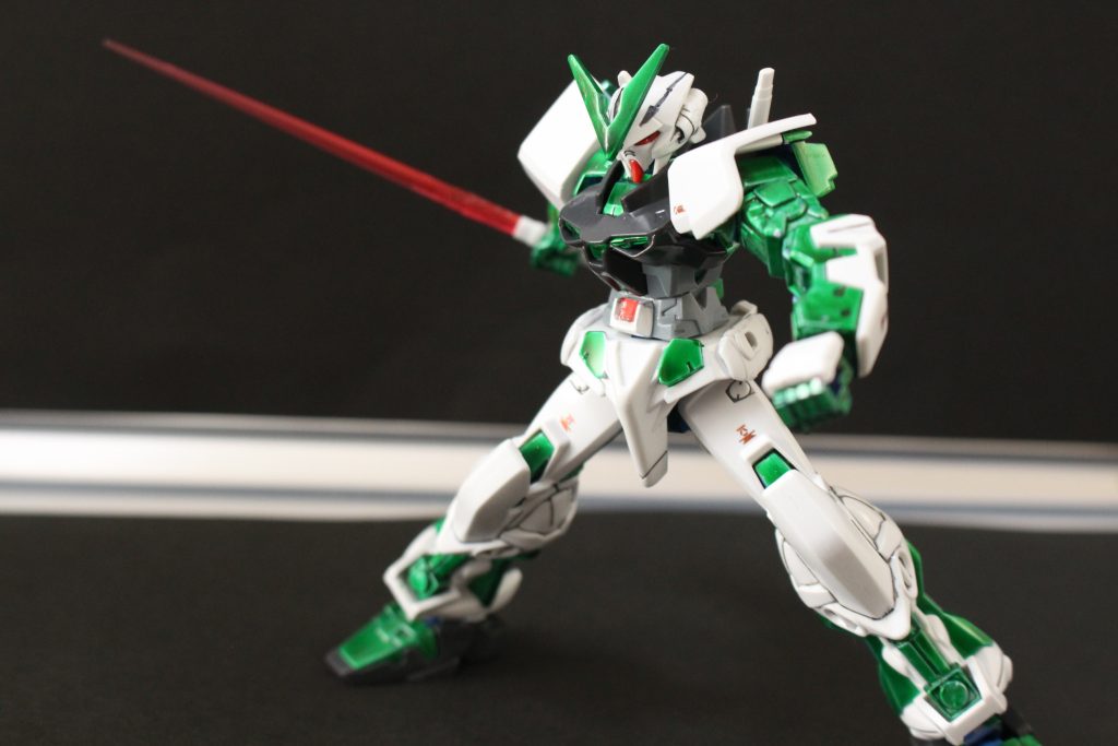 HGアストレイは当時にしては色々斬新なキットでしたよね。関節構造、かかとが稼働するのも感動モノでした。