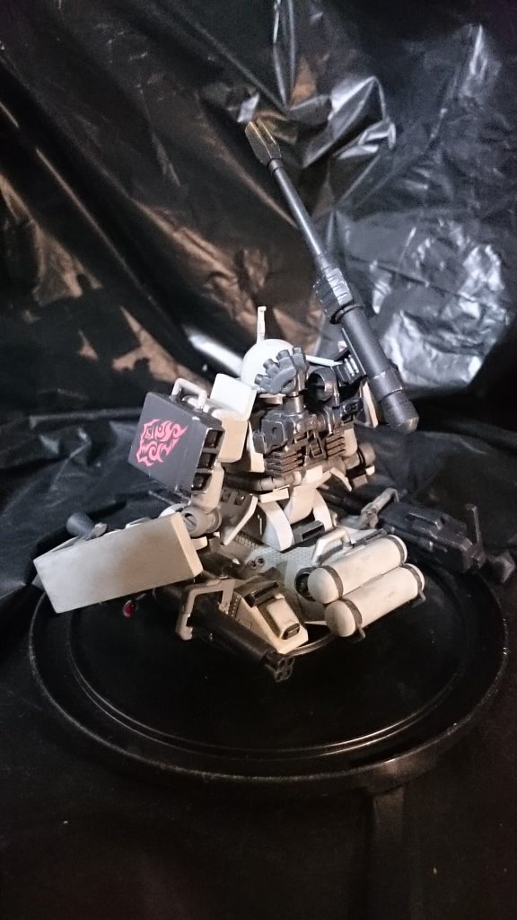 そんなkじゃれが従事していたのが傭兵業である。一年戦争の直後、地球圏も混乱のるつぼにあり、わかりやすく強い力が求められたのだ。それだけでなく、一年戦争で地球上にちらばったMSやその部品、兵器群は見方を変えれば宝の山であり、その改修や裁量を生業にする傭兵をバウンティハンターと呼んだ。