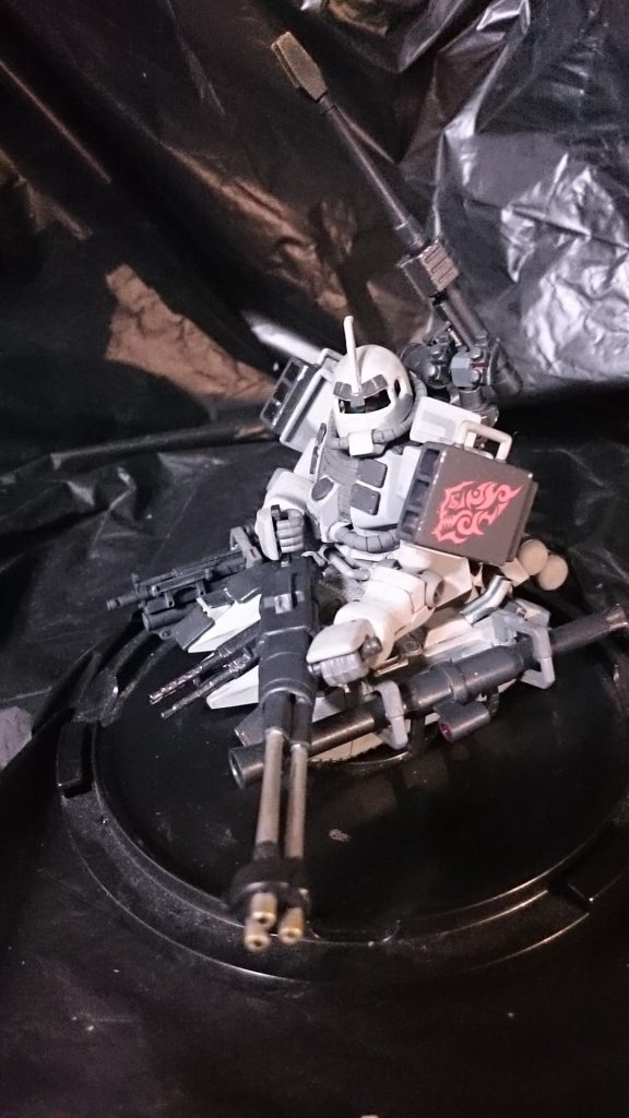 シドーもそんなバウンティーハンターの一人だった。そんな彼が選んだのが放棄されたジオン軍基地に放棄されていたザクタンクであった。