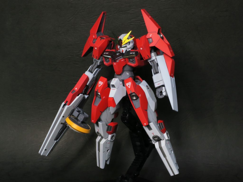 HGガンダム・ルブリス・ソーンを素体とし、高機動な印象になるよう脚部には30MMシリーズのエスポジットのものを採用しました。肩や大腿部のバーニアと合わせて機敏に動くイメージ。腕部も丸ごとEGストライクガンダムのものに換装。他にはシールドをHGクランシェから流用しています。