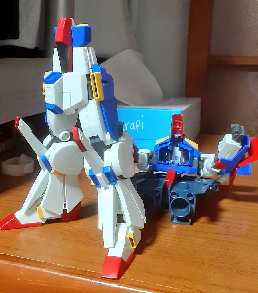 上半身を取り外し、下半身とコアファイターのドッキング状態。