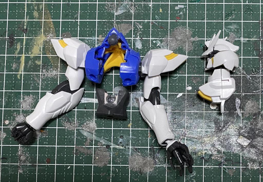 トルソー部は可動を仕込むためにボールジョイント化しました。