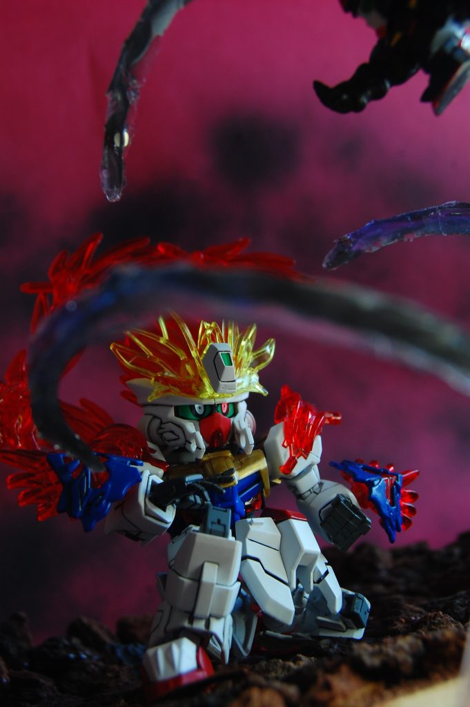 　十二王方牌大車併を受けて。　こちらもマスターと同じく膝関節でなく膝自体が動く（開く）ことで脚の表情付けをするタイプです。元の司馬懿デスティニーの脚に動くアンクルアーマーの可動軸があるのでそこにνの足の甲を付けて、膝が開く機構を簡易的に作りました。膝は腿などに見えてもいい感じに、意匠の境界の曖昧さが出るように。膝を閉じてればより腿っぽく見え、膝を開けば（前に出せば）より膝的に見え、さらに膝関節を曲げてるのと同じような視覚効果が出るようにしました。