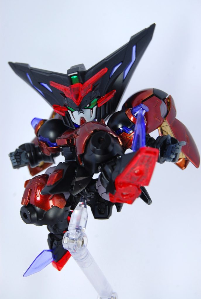 　また、膝が開閉することによって、膝を胸に被せる・重ねることができます。二次元の嘘的表現で、固定ポーズモデルでするような極端な腿上げや前屈ができます。　顔の表情付けは矢部誠（KOU）さんのXのポストを参考に、簡単に前後左右に動かせる工作をしました。より強くにらみを効かせたり、片目だけ半開きにしたような表情ができるようになりました。この工作のデメリットとしては、渋みにもよりますが首の可動に顔が連動して動いてしまうのと、目がこすれて剥げないようにクリアランスを確保するのが少し面倒でした。フレーム可動などのリアル体型の価値基準に囚われないこういう表情付けはSDらしくていいアイデアですね。それこそ「アンテナが上下に可動する」とかでも文字通り表情付けになると思います。