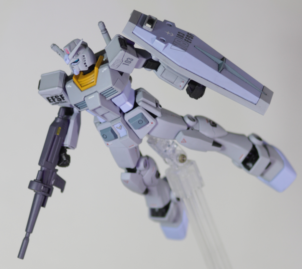 明るいグレーは白+シルバー、濃いグレーはNO. 367ブルーグレー、胴やスリッパなどの青部は白に青少量（10〜15%？）+蛍光ピンク微量。関節部はNO. 78メタルブラック、バーニア類はNO. 61焼鉄色、ランドセル、ビームライフルはFAZZのときに調合したバックパック等の色です。あとツインアイはガイアカラーの蛍光ブルーグリーンを使用。ブラックライトで発光してるように見えます。