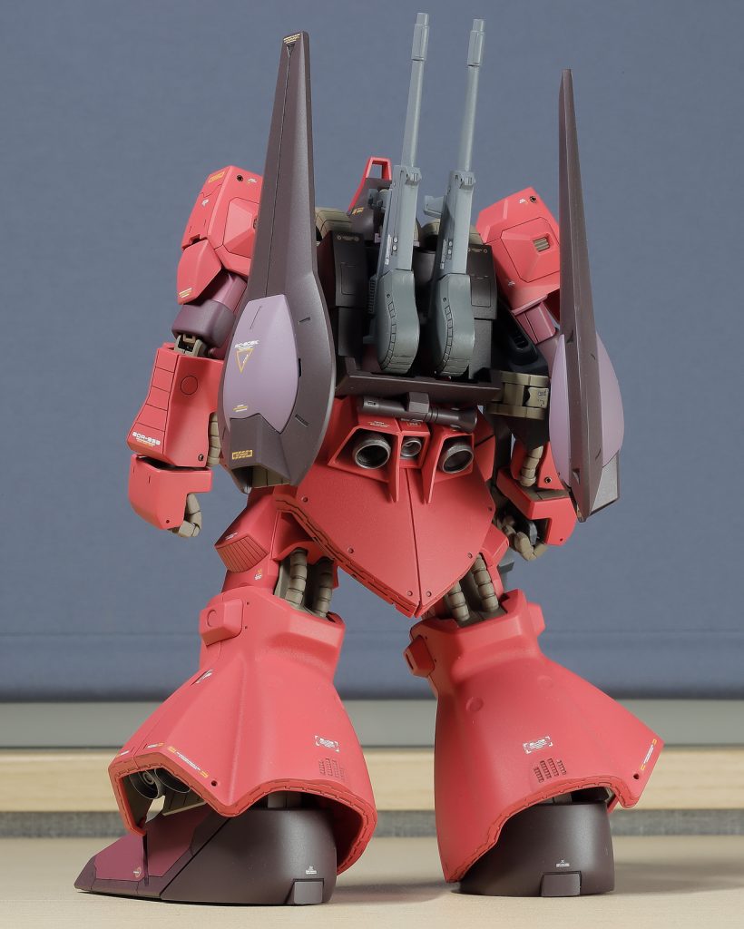 カラーリングに関しては、クワトロ機をベースにしつつも、もっと1st.ガンダムの『赤い彗星のシャア』をイメージさせる配色にアレンジ。本体の赤も、ちゃんと赤ディアスに見える範囲内でさりげなくピンク方面に寄せた「コーラルレッド気味の赤」を調色してみました。(ヘッドカバーだけアクセントとしてあえて真紅にしてます)そしてその他のグレーやブラウンだった部分も、「シャア専用ならこうだろ」とマルーンやパープル系に変更。自分としては結構しっくりきてるんですが、どうですかね?