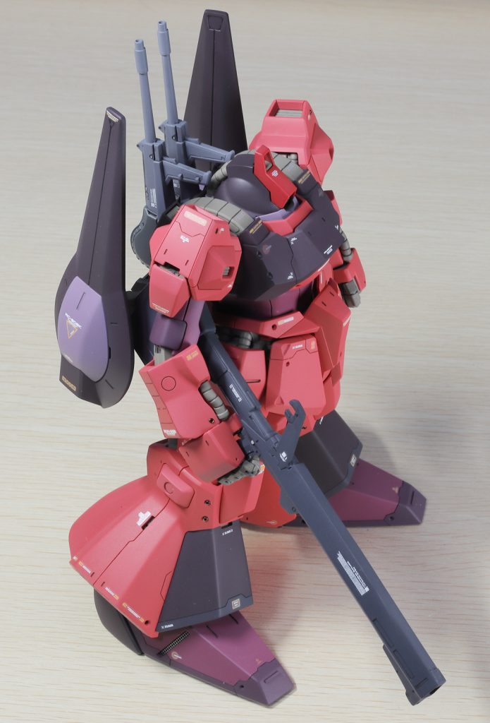 で、工作面。このキットは初期のMGでありながらも相当よく出来てる部類だとは思うのですが、いくつか不満もあるのでそのへんを改修していきます。何よりもまず、クレイバズーカが小さい!プラ板&プラ棒を挟み込んだりして、高さで1.2mm、長さでは実に3cmの大型化を行いました。