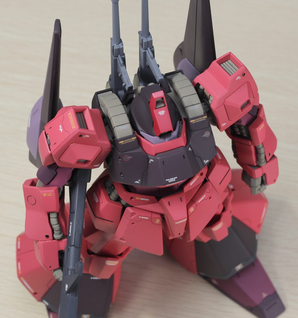 そして腰。このMGリックディアスはボリューム感溢れる造形の割には腰つきだけ妙に細くて、なんだか「本当は痩せている中の人が、無理に重装甲を着込んでる」ような印象があったので、股関節軸を左右3mmずつ拡大して、ガッシリした腰回りに見えるように改修。あ、ちなみにMGリックディアスのクワトロ版はヘッドカバーの前端がピョコッと盛り上がった専用パーツが入っているのですが、アレあんまり好きじゃないんで、通常パーツの方を使っています。