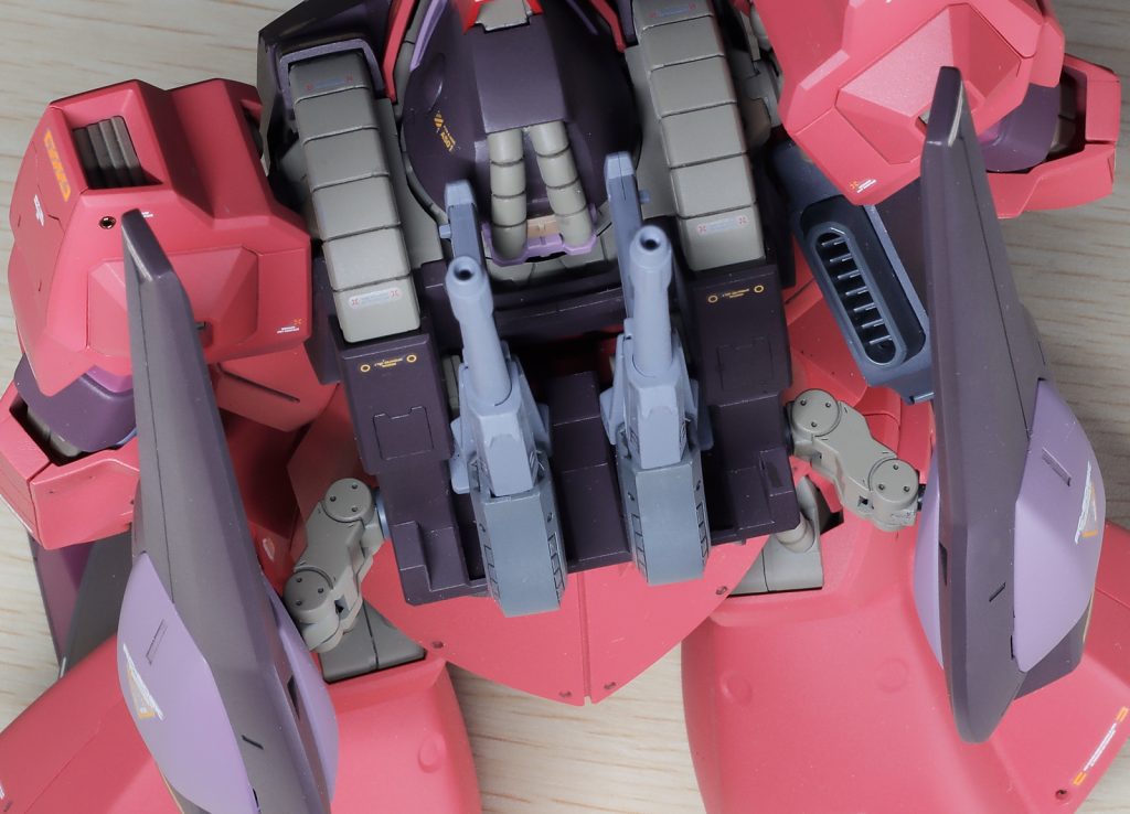 更に背部バインダー。キットのままだと、バズーカを脇に抱えさせると後ろのマガジン部がバインダーと干渉してしまうので、基部をコトブキヤパーツの可動アームに換装して、ハの字に開いてバインダーを外側に逃がせるようにしました。