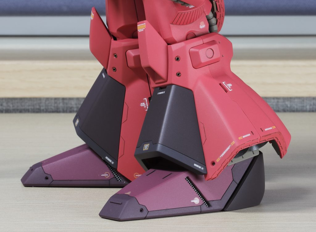 そしてディテールアップ面。そもそも元のデザインからしてこのリックディアスは特に前足部がそのままだとのっぺりしすぎているので、重点的にスジ彫りや塗り分けを入れたり、穴を開けて金属メッシュを仕込んだりしています。