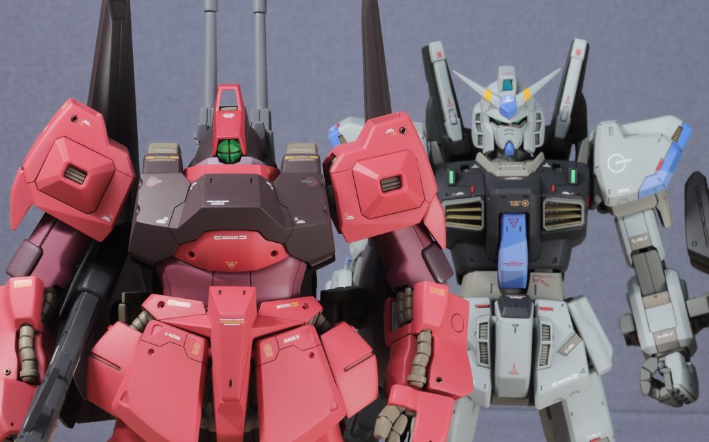 多少はディテールアップ工作をしたとはいえ、このあとで製作したMGガンダムMk-IIと並べると、こっちももうちょい色々詰め込むべきだったかなあとも思うのですが…いやしかしこの太ましい造形がMGサイズのボリュームでドンと立っている様を目の前にすると、もうそれだけで充足感がハンパないというか…。まあ、これが数年ぶりのプラモ製作だったのであれこれミスってるとこも多いのですが、とりあえずは満足です。閲覧ありがとうございました!