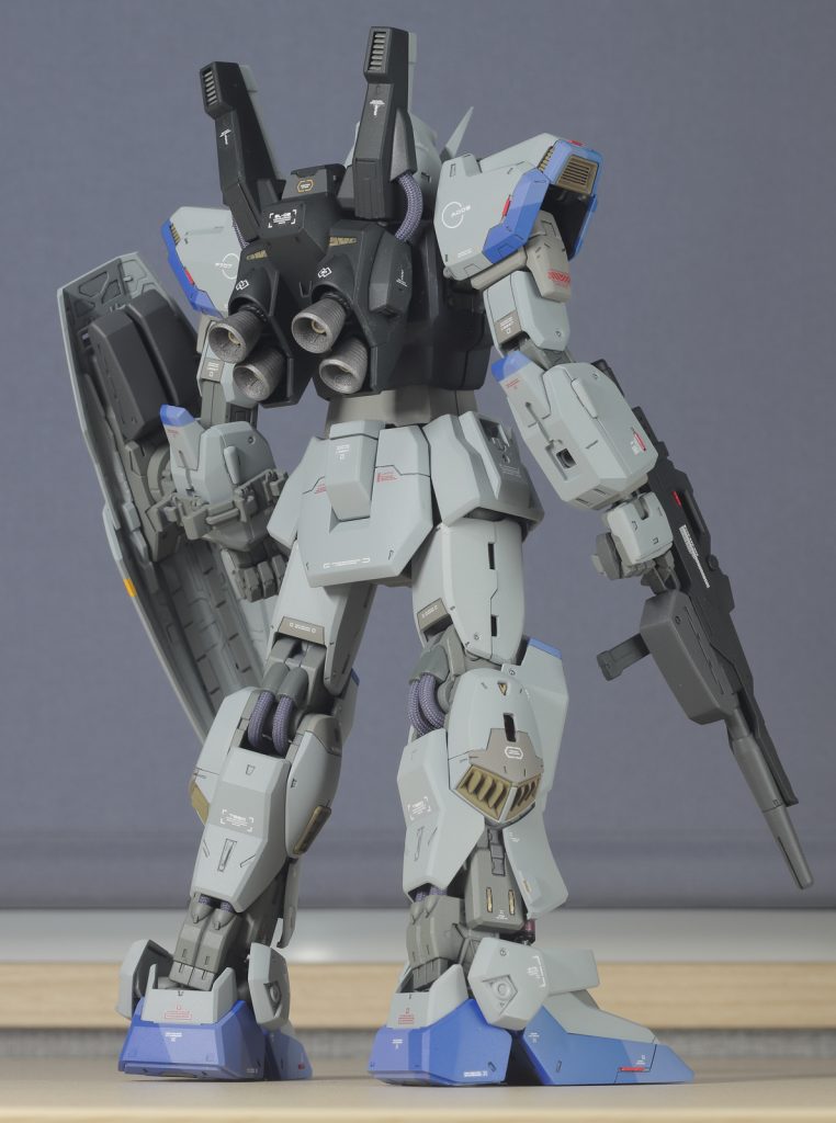 いわゆるガンダムトリコロールのうち、オモチャっぽくなりがちな黄色と赤をパーツそのものの色として使うのを止め、失われたその二色の要素はマーキングやディテールとして各所に散りばめることでトリコロールのニュアンスをさりげなく残すという作戦。自分としては黄色の入れ方がお気に入り。