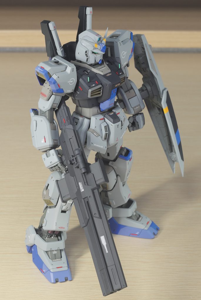 最後に武装。元々のビームライフルやバズーカもあるものの、ロボットのプラモをこさえるからにはガツンとドデカい銃器を持たせたいというのがオトコノコの性。「なんかいい流用パーツないかなぁ…」と模型店の棚を眺め回したところ、「境界戦機ウェポンセット1」にイイ感じの特大連装砲が入ってたので、これを切った貼った盛ったして手に持てるように改造しました。うん、ロマン。ガンダムMk-IIは、自分的には全MSの中でも五指に入る好きな機体なので、いつかは腰を据えて作りたいと昔から思っていたのですが、今回でいちおう念願成就できたかなと思います。閲覧ありがとうございました！