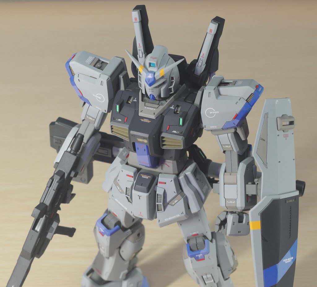 今回は大きなプロポーション変更は行わず、（首を1mmほど延ばしたのと、盾接続部を4mmほど詰めたくらい）ディテールアップ方面であれこれ頑張ってみました。特にポイントは肩。このver2.0、少し古いながらもよく出来たキットではあるのですが、プロポーション面で気になった点を強いて挙げれば、全体的には歴代Mk-IIキットの中でも最もスリムなのに、そのくせ肩アーマーだけ妙にデカくてボリュームが上半身に偏っているところ。といってもこれを前後左右きっちり縮小工作するのは大変すぎるので、塗り分けやメカディテールを入れることで明るい色の面積を少なくして感覚的にサイズが小さく見えるように工夫してみました。なお肩上部から見える内部ディテールは、プラ板工作です。