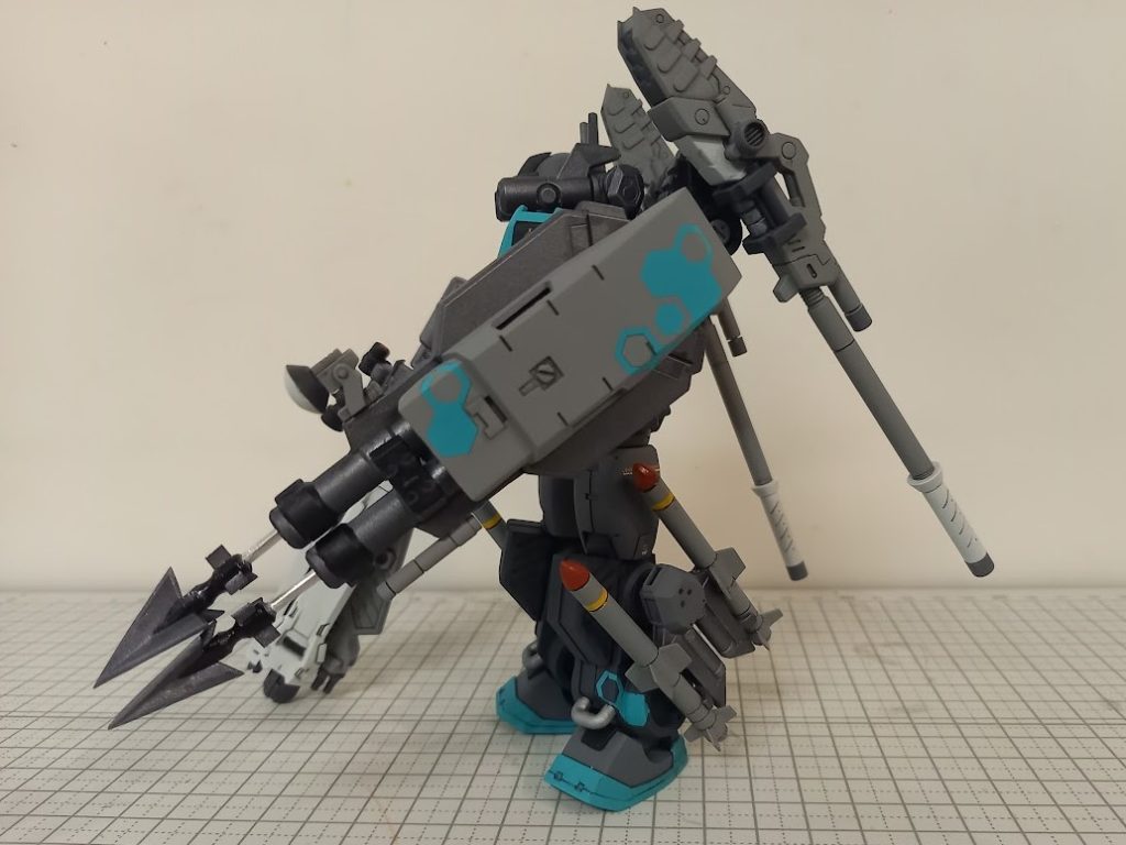 名前の由来になっているハープーンガン付きシールドとハープーンミサイルです。友人と雑談しながら武装の構想を練っていたところ、ハープーン(銛)の解釈違いで話がアンジャッシュ状態になったのが面白く、せっかくだからコイツの個性にしてしまおうと実装。たぶん爆導索とかついてて空間戦闘にも使える。