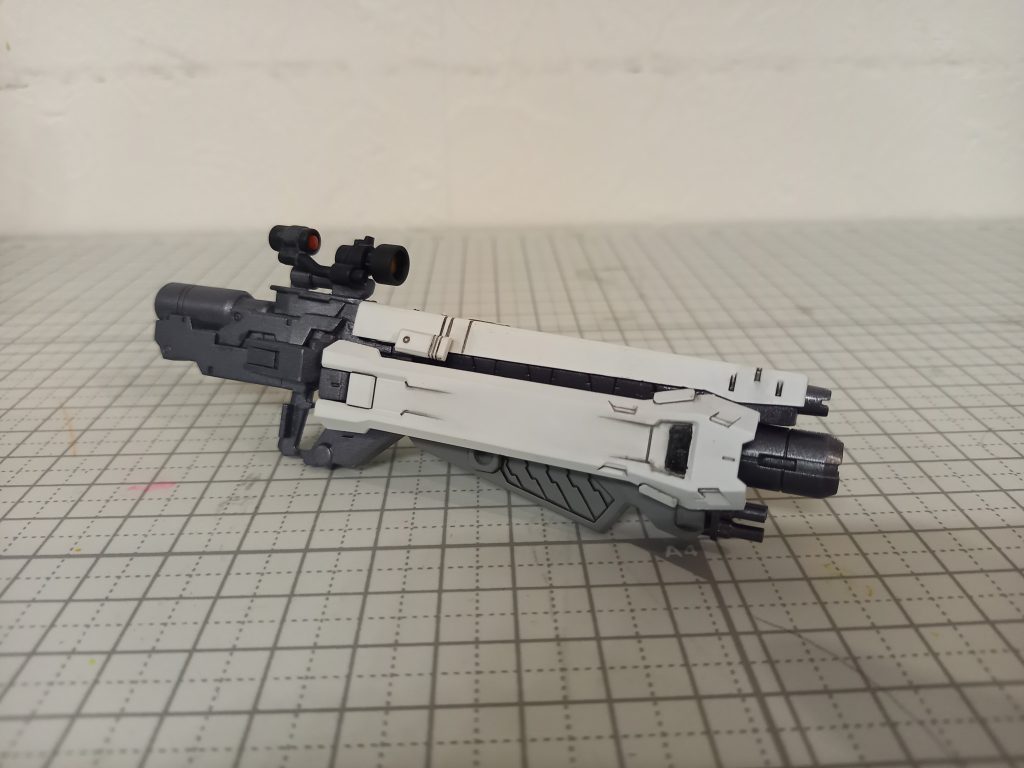 シェキナーみたいな複合兵装が作ってみたくてジャンクパーツを寄せ集めて作りました。素体はルブリスソーンのビームキャノン?とシナンジュのビームライフルにいろいろくっつける感じで。