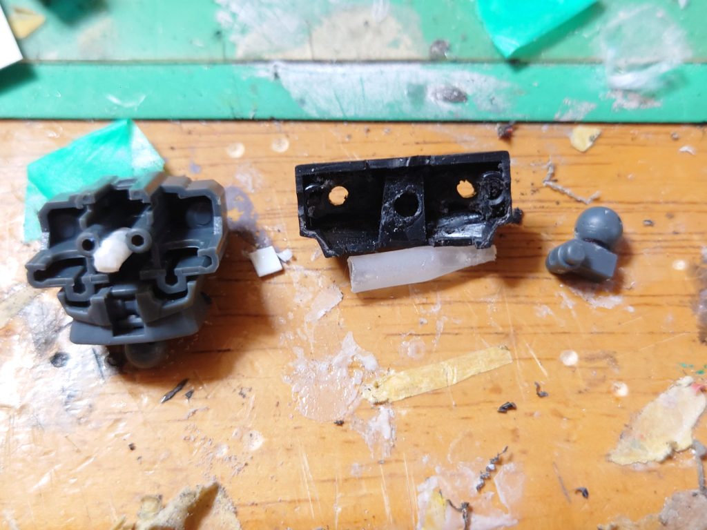 今回はボディに直接取り付けてみました、これで胸がだいぶ薄くなりました後は大体烈空と同じような改造です