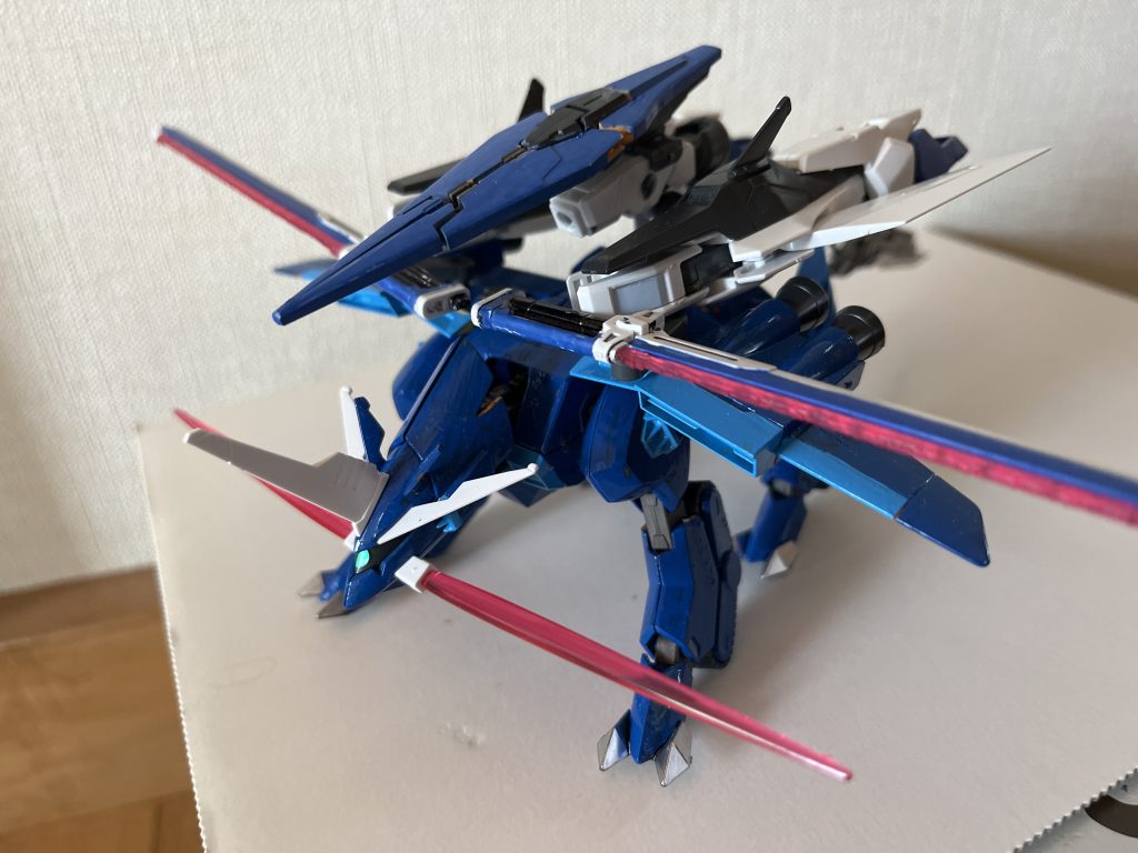 ウィングにアームで繋がった対艦刀は大きく横に広げる事が可能。スラスターにものを言わせ口元のビームサーベルと共に起動させ、敵機の横を掠め撫で斬る戦法を得意とする。