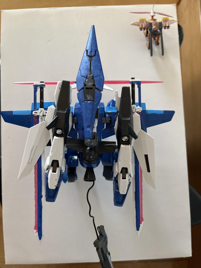 真上から見た図。可変機にギリギリ見え……る?スラスターは144/1のキュリオスの股関節がボッキリ折れてしまったので使用。尻尾はヘキサギア『ウィアード・テイルズ』の武装を穴を開けリード線通して接着。ブレード部分がなかなか綺麗に塗れて嬉しいですね。