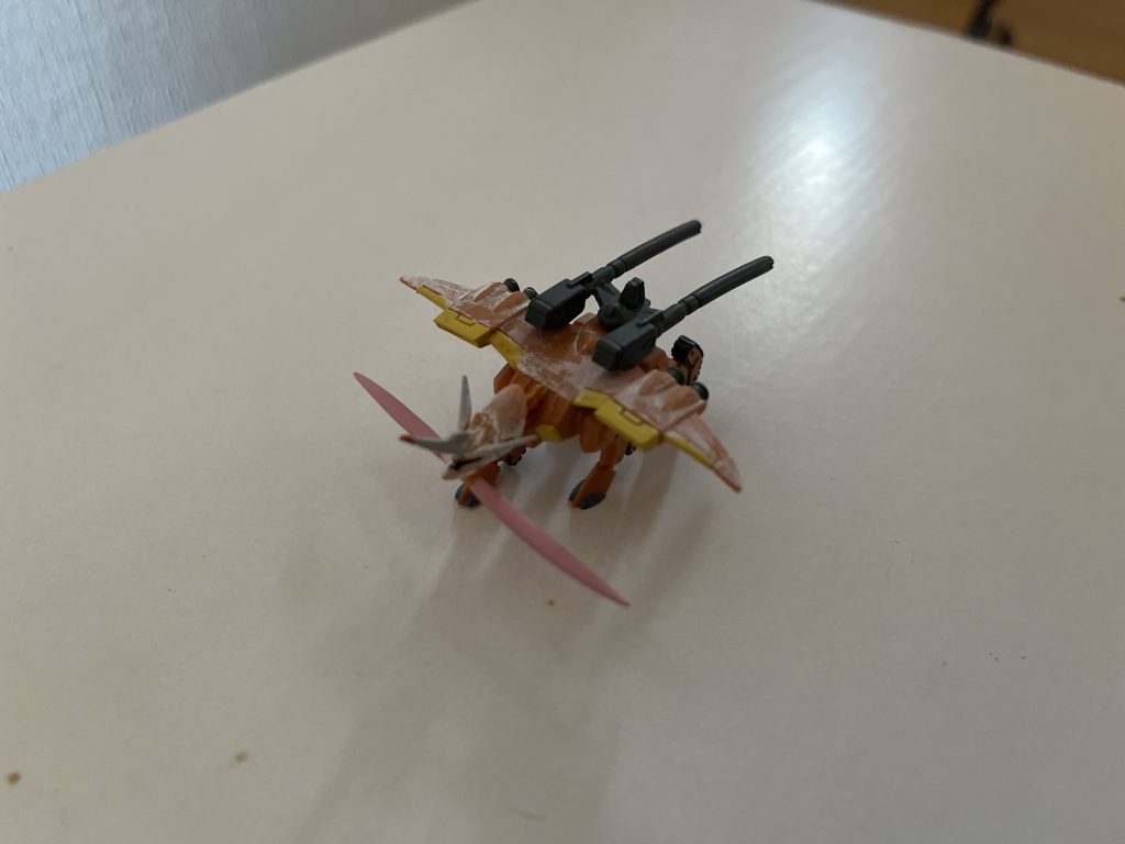 ちびラゴゥ。2連装ビームキャノンのように見える物は実はスラスター。そう、このちびラゴゥ、高速移動のことしか考えてないのである(笑)。本機が高速移動形態の時は背中に収まるようだ。