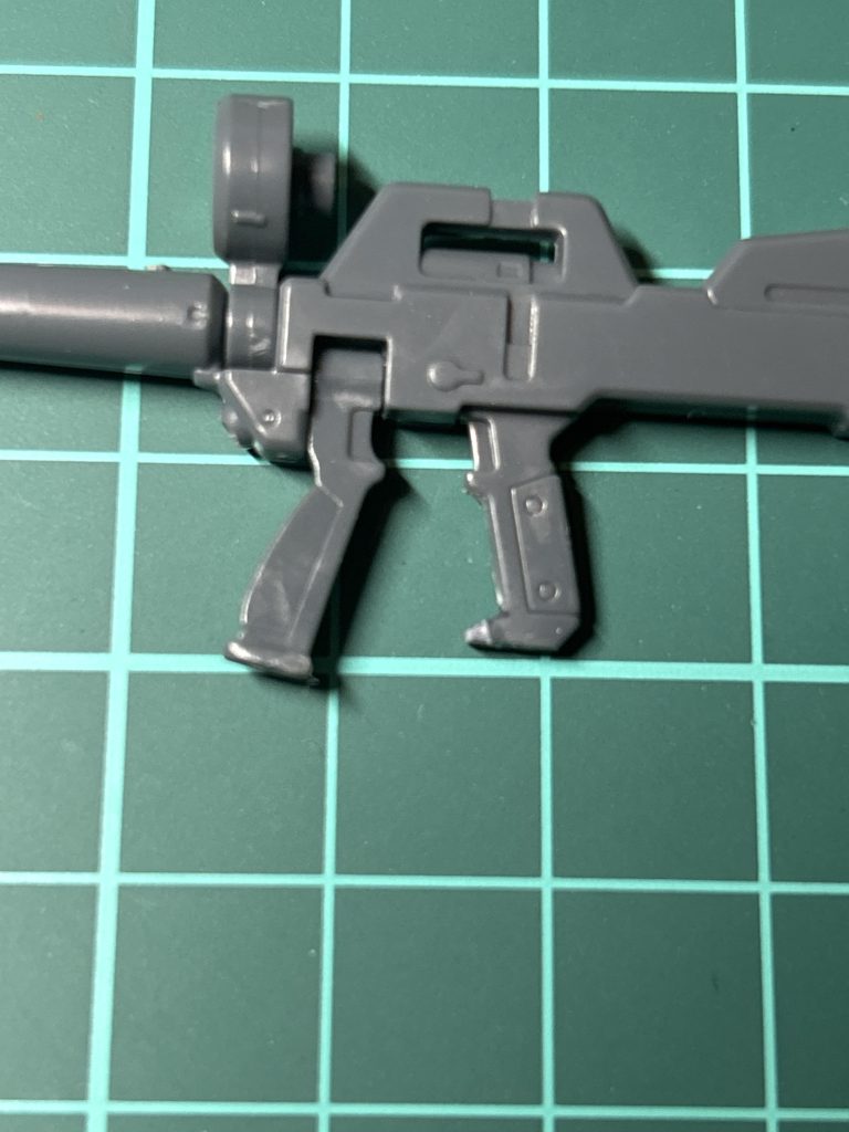 ゼフィランサスは持ってないので分かりませんが、僕のフルバーニアンのビームライフルはすぐにすっぽ抜けるので、持ち手の先のでっぱり(?)を1mmプラ板で延長して抜けないようにしました!