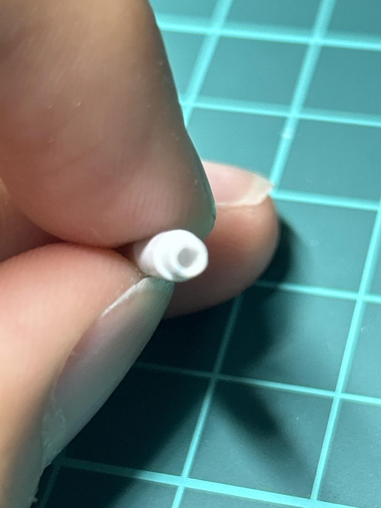 ダミーのビームサーベルは白い刃は切り飛ばして、ピンバイズで穴あけしてクリアパーツを使えるようにしてます(iori_sei)