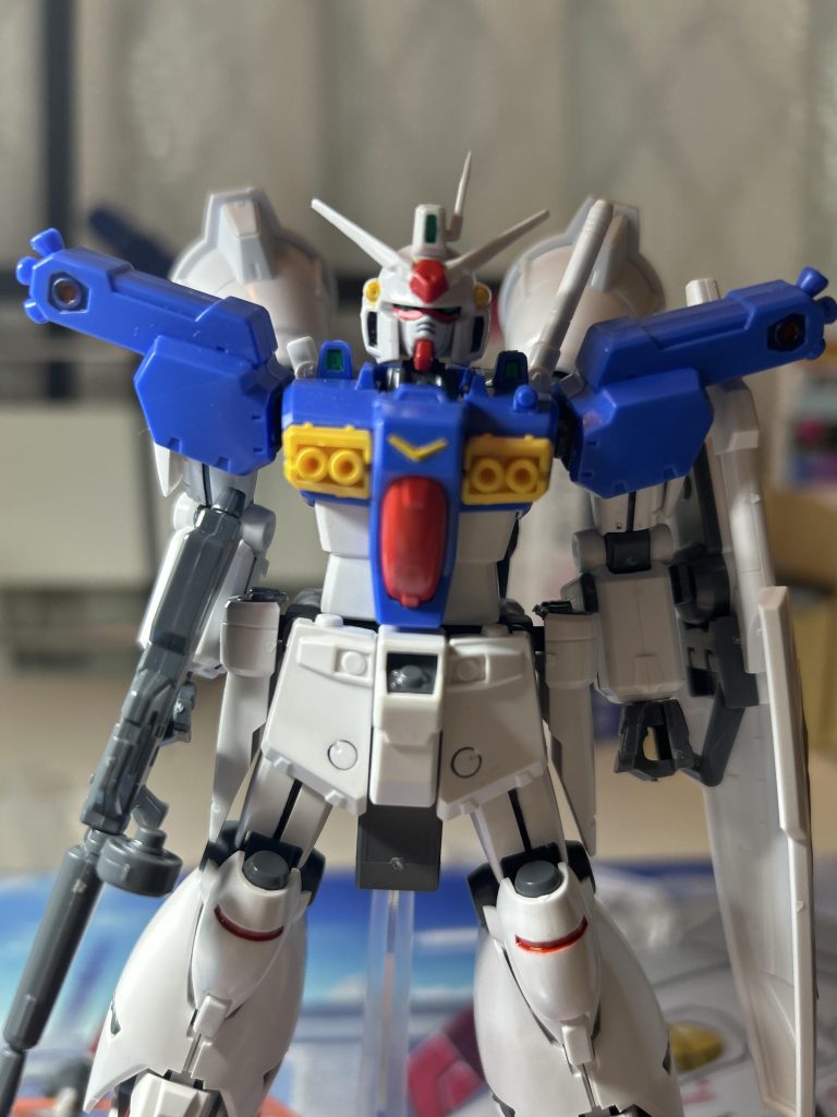 フツーにパチ組みしてガンダムマーカーなんかでカメラセンサーや胸のV字、膝の赤いラインなんかを塗装しました(gandam1)