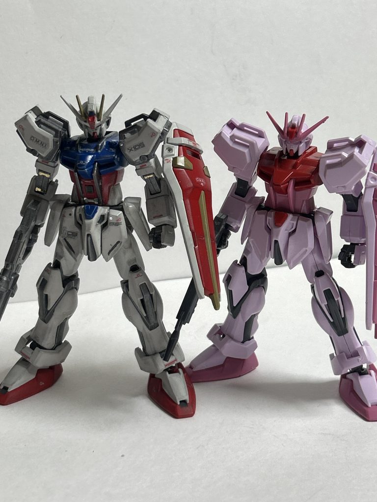 『二人ならば時間さえも　支配できると　思っていたあの頃』今回は素組のやつもあるので比較が出来ます。ルージュと、だけども。並べると結構全長が伸びている事が分かるとは思います。首元で1ミリ、お腹で2ミリ、足首で1ミリの計4ミリです。……大きさ的に兄妹感あるなぁ、これはこれで。