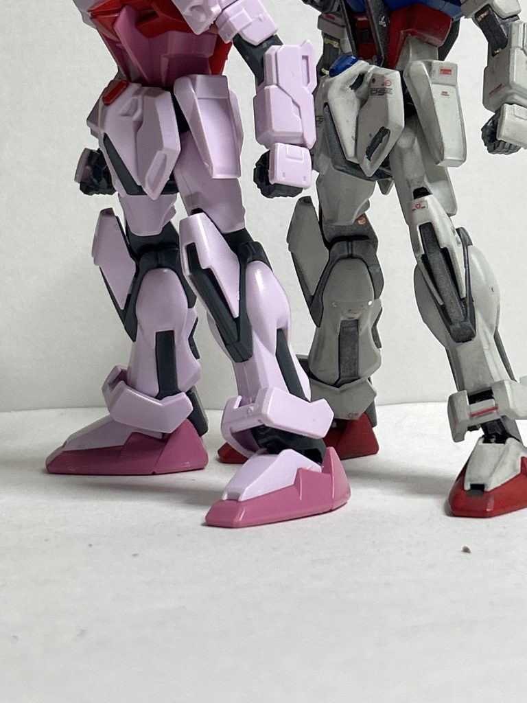 『辿り着く場所さえも　分からない』腰部は、サイドアーマーを接続部に1ミリのプラ板を貼って大型に、あと思い付きで股関節に良い感じにポリキャップを埋める事ができたのでスタンド用のジョイントを作成。脚部は、後ハメ加工と、アンクルアーマーが小さく感じたので基部部分を1ミリのプラ板で囲いました。足首の接続部部で1ミリ底上げして浅く刺さる(少し足長加工)ようにしました。そうする事でポリキャップが丸見えなので良い感じにプラ板でカバー。つま先の溝を開口し、カッターで良い感じな段差になるようにほんの少しカンナがけ。以下備忘録。ふくらはぎのスラスターのディテールアップしても良いカモ。以上備忘録終わり。