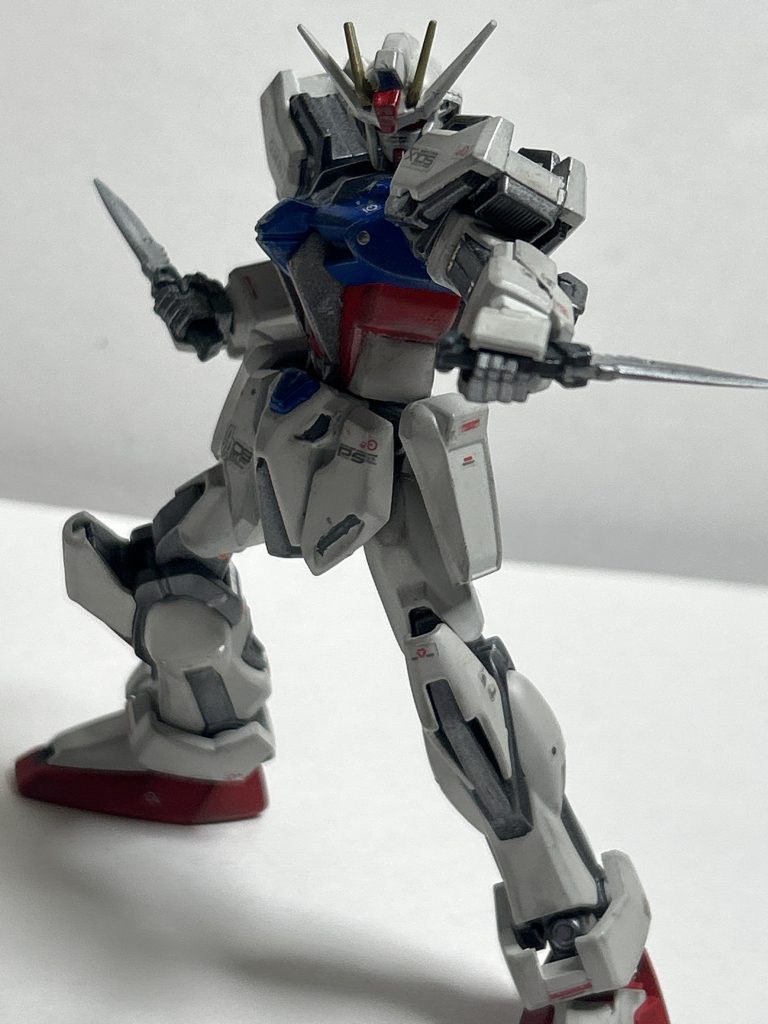 『すれ違い急ぐ度に　ぶつけ合い千切れ合う』アーマーシュナイダーを構えて。可動域は旧HGそのままなので大して広くありません。極端にダイナミックなポージングは出来ないものの大したデメリットにはならないかと。少し不便かな？と言うレベル。