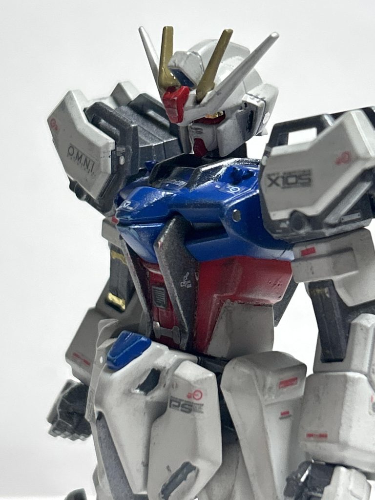 『巡り来る季節の中で』ストライカーをパージ。こうアップすると結構マスキングに粗が……。今後の課題。にしてもつや消し吹いているのに青がめっちゃ艶々に見える……。多分、ライティングの関係なんだろうけど。