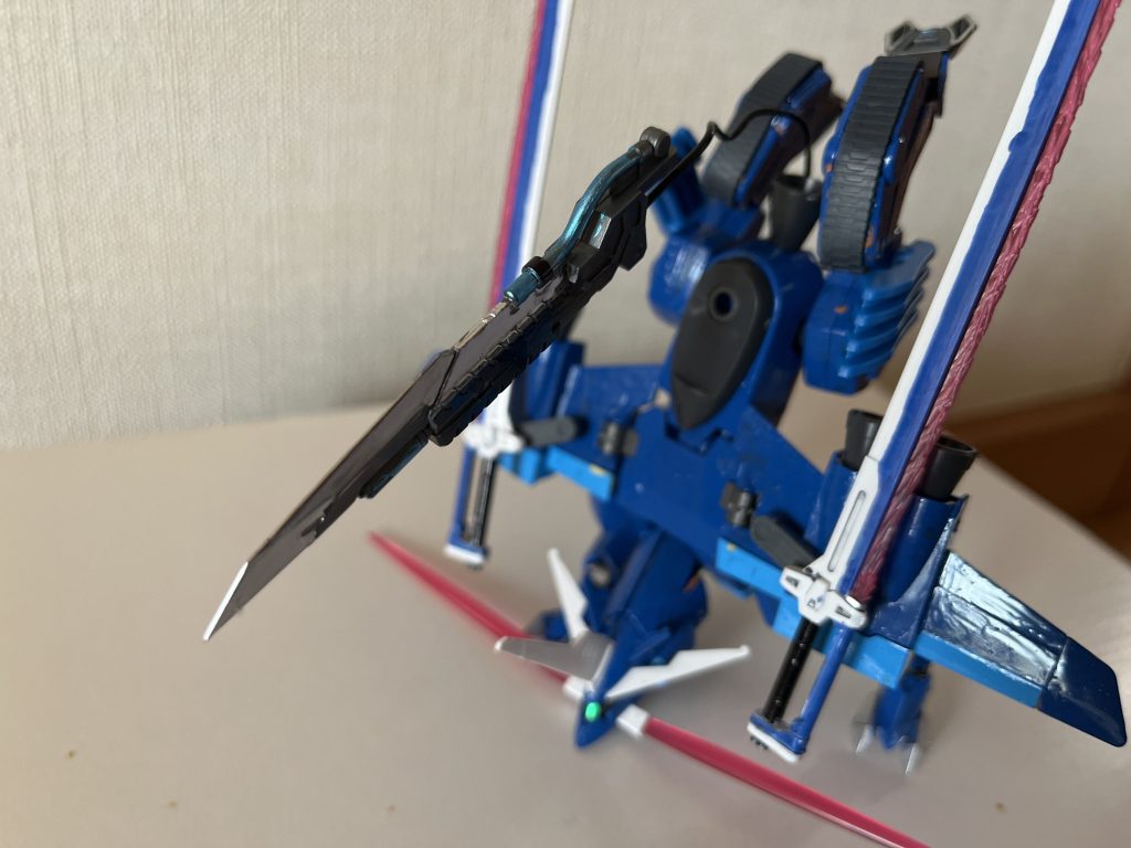 敵機に接近した後はスラスターを切除する事も出来る。申し訳程度の射撃武装がくっ付いた尻尾(テイルブレード)は柔軟に動かす事ができる。近接戦闘武装が対艦刀だけと思ったら大間違いである。