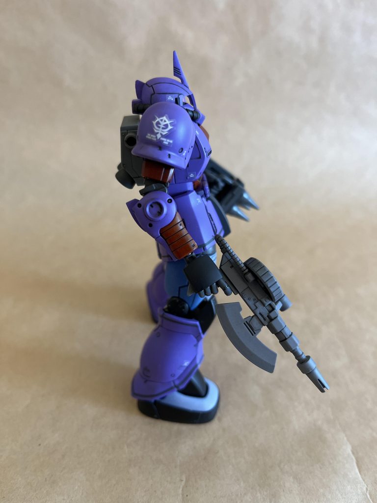 防盾付きマシンガンを装備している設定のようですが、どう作ったら良いか思いつかなかったので斧付きマシンガンを作りました。斧使った瞬間に暴発しそうですね。