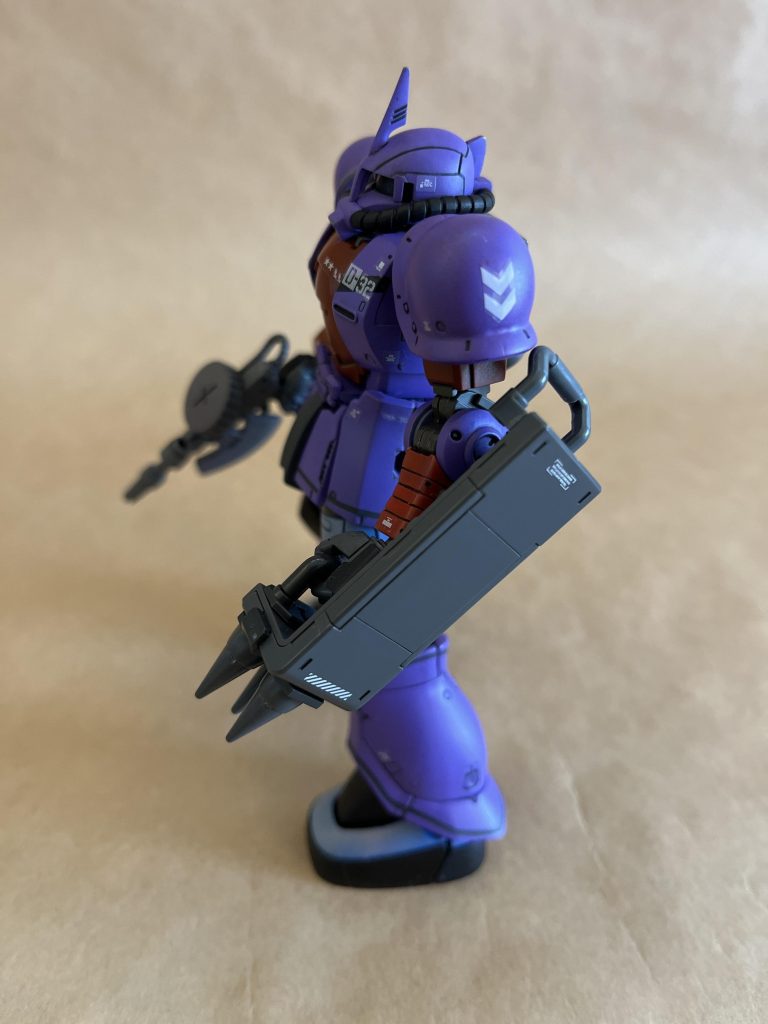 大河原先生の設定画には手の甲にスパイクがついていますが、あれで殴ったらマニュピレーターが壊れそうだと思いスパイクシールドを持たせました。