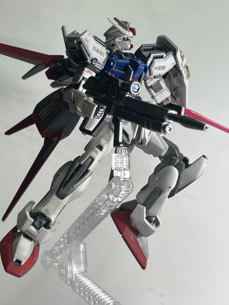 『放つ光　空に堕ちる』ビームライフルは、当初プラ板で延長したEGの物を使おうとしていましたがいかんせん小さく感じる……思い切って以前作成した旧1/100の物(どうせ使わないし)から流用しました。持ち手に合うように良い感じに(見えないから)大雑把に削り、スコープにはクリアレジンでレンズを作りました。オーバーサイズかな？と思いましたが、アニメを見直したら劇中のビームライフルはこのくらいデカいなと思ったのでそのまま採用。特にオープニングのヤツはデカい。シールドは塗装の利便性からEGから。マスキングは極力やりたくない病発症しております。アーマーシュナイダーも作成。当初はEGなりRGなりの物を使おうとしてましたが、「こんなんじゃラゴゥはおろかジンでさえ落とせないぞ！」と悪ノリして旧1/100の物を使用しました。それを良い感じに取り付ける事が出来るように加工。 