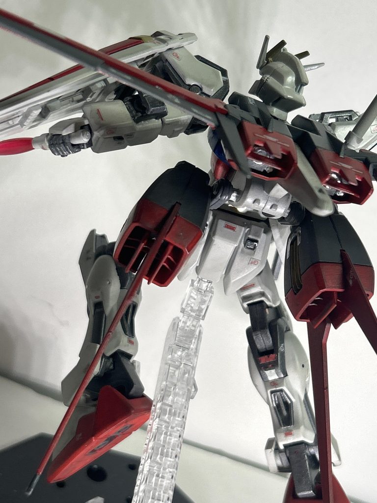 『加速していく背中に今は』作成に踏み切った動機の1/3がこの新作のエールストライカー。……最も踏み切った当初は手に入るかどうかは相当不確定要素でしたが……。出来が良いので新作の物をほぼそのまま使いました。ただし、これに限った話ではないですが個人的に下部のスラスタが構造的に上部に寄っているように感じます。なので、クランク状のジョイントを咬ませて取り付け位置を調整しています。