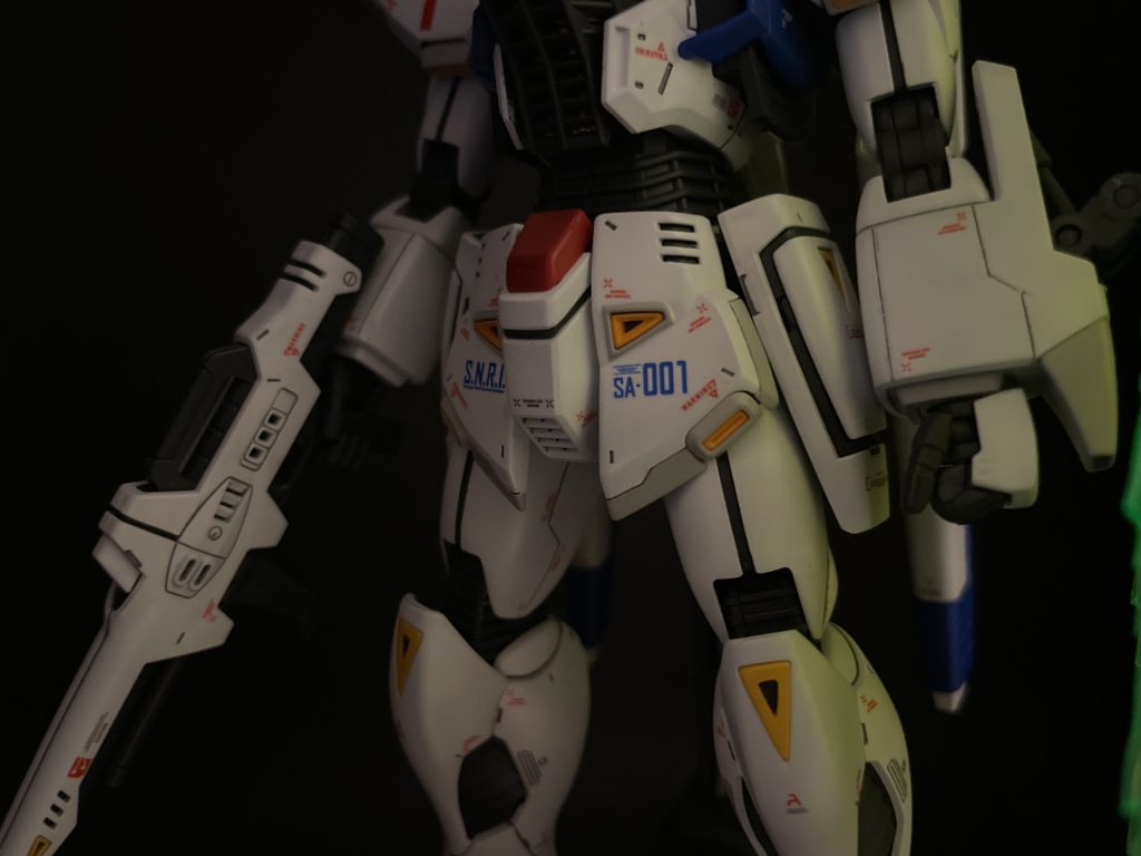 お気に入りパーツその1。腰アーマーの筋彫り追加は大変でした💦掘った部分が盛り上がってしまったり苦労もありましたが、デカールの助けも借りて(遠目には)良い出来になったと思います😆