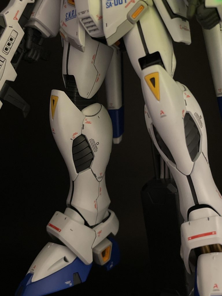 お気に入りパーツその2。脚周りのデカール。我ながら良くまとまっています。デカール貼りは苦手でしたが、ようやく自分なりのデカールのイメージが付くようになってきました。正直なところ、この部分は何時見ても飽きません🤣