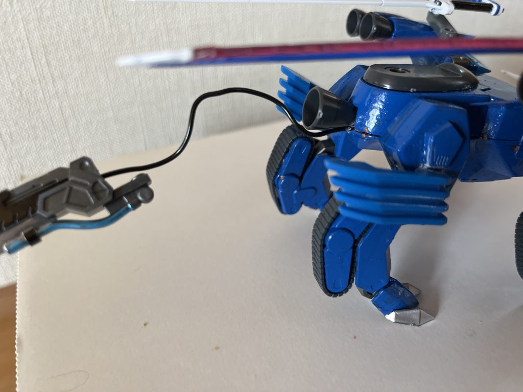 臀部スラスターにギリギリ干渉しないような所にワイヤーが付いているが、流石に焼けてしまうため交換するようだ。後ろ足の排熱口は某ライガーからもぎ取ってきました今回はボンドじゃなくてちゃんと瞬間接着剤で付けてます()