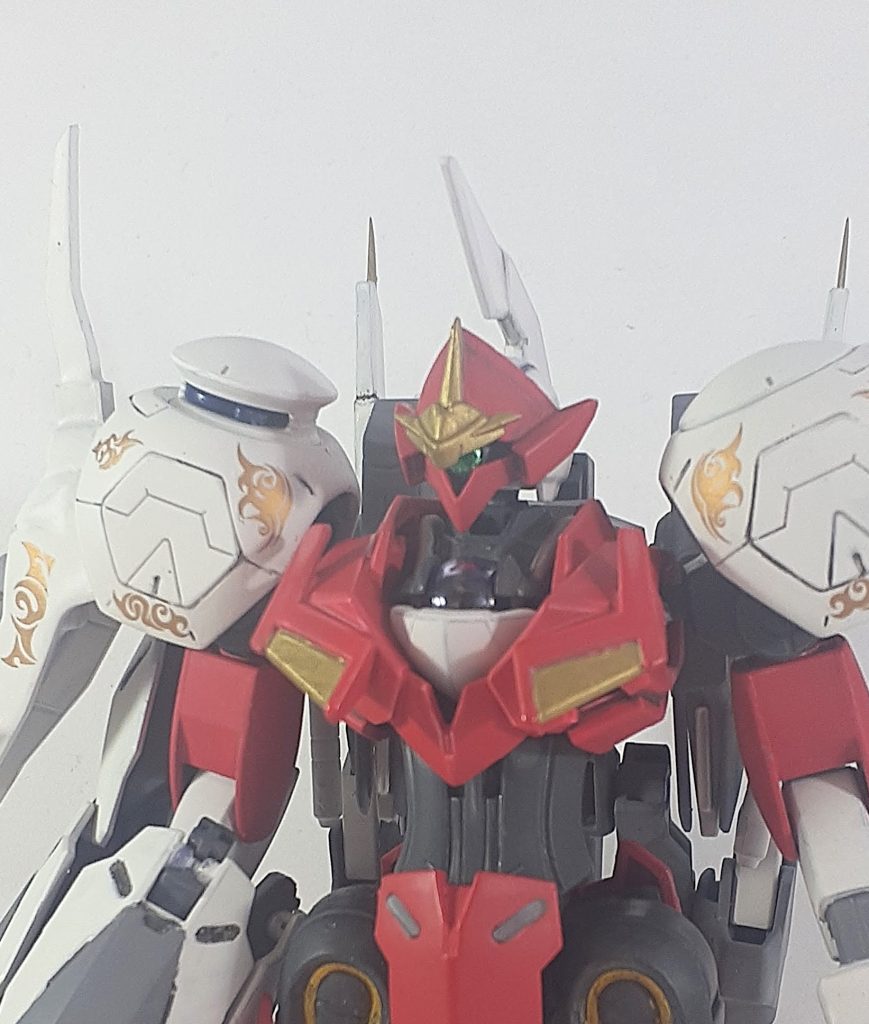 頭部はモノアイ化肩アーマーはガンダムキマリスの物を使用、スラッシュディスクのギミックも健在です。デカールはハイキューパーツさんのタトゥーデカール(ハートゴールド)を使いました。