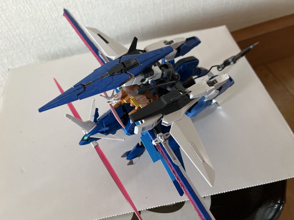 本機は『どれだけ敵機にすぐ接近出来るか』を第一として考えられており、このように高速飛行形態へと変形することができる。勿論対艦刀も轟雷針も瞬間的に展開することが可能。実際殆ど見た目は変わらない。