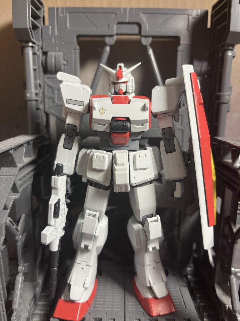 こっから本題です笑今回はガンプラリハビリをしつつ、ジャンクパーツの処理をしていこうというコンセプトで作成しました。今回生贄..もといベースとなった機体は、ガンダムez8です。言わずと知れた人気機体ですが、自分はフェイスの形状があまり好みでは無いんです。だから、普通に作らず、改造してやろうという感じになりました。